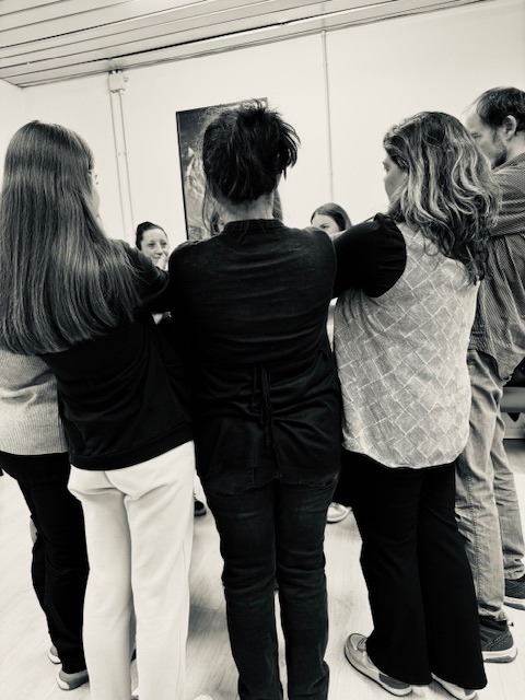 Educatori in cerchio durante un'attività formativa